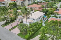 Wow Wow! This Location! Heated Pool 2.5 Blocks Publix, Beach, Restaurants Shops!