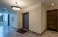 New High-End 2282 sf Condo Slps 10Pvt Hot Tub Walk 2Town Mtn Views 30 Min to Gnp