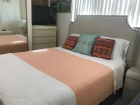 Cheerful and cozy 1 bedroom efficiency. Private