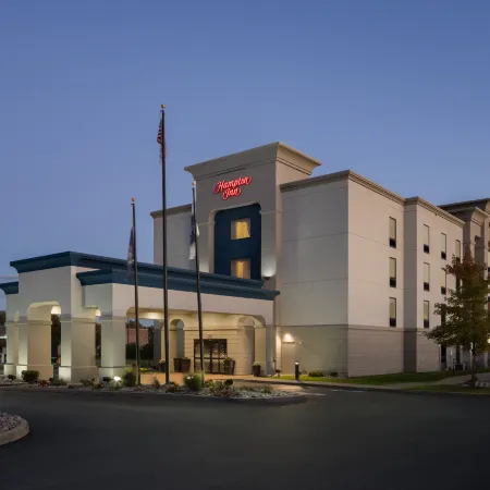 Hampton Inn Rochester-Irondequoit Отели рядом с достопримечательностью «Планетарий Страсенбург»