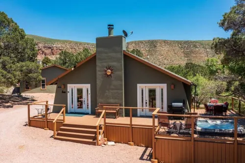 Tranquil retreat w/views; near trails & Bell Rock