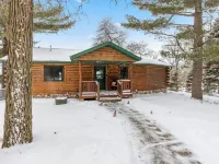 Lakeside Log Cabin w/Firepit, Dock, King Bed, Game Room, Scenic Relaxation 백스터 호텔