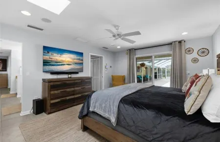 The Pond House! Large Pool, 10 Sleeps, Pool Table, Firepit, 10 Min UF