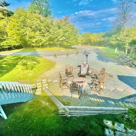 Just minutes from Beech Mtn Ski Resort /Townhome /Fire Pit & Fireplace / Pets OK