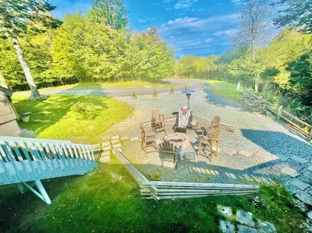 Just minutes from Beech Mtn Ski Resort /Townhome /Fire Pit & Fireplace / Pets OK