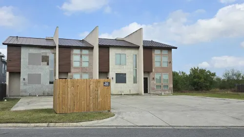 2BD Townhome Modern Comfort Heart of the City