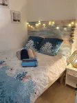 Quiet garden-level apartment with sea view