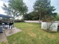 Cozy 2-bedroom home near McPherson College and park with HUGE yard- pet friendly