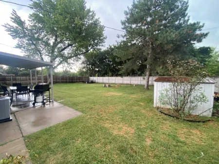 Cozy 2-Bedroom Home Near McPherson College/Park with Huge Yard- No Cleaning Fees Отели в г. Макферсон