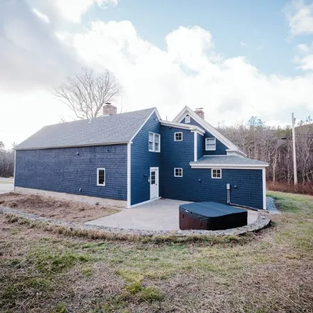 13 Beds, 17 Guests -Hot tub- 15 mins to Sunday River!