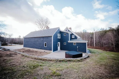 13 Beds, 17 Guests -Hot tub- 15 mins to Sunday River! Hotels in Newry