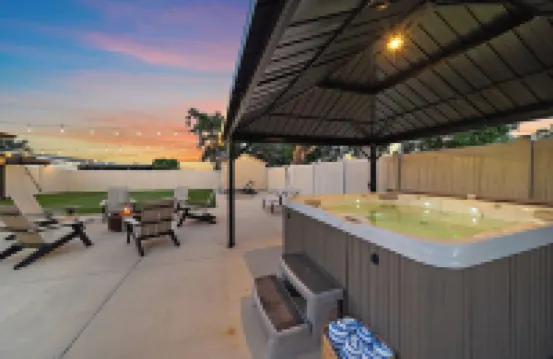 Putt 'n Plunge Paradise: 3/2 House 10 Mins to Downtown & 15 Mins to Lido Beach