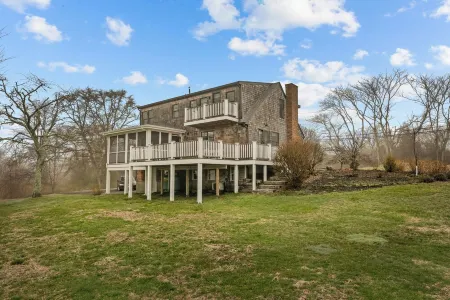 Nonquit Cottage by Sakonnet Farm & Stays