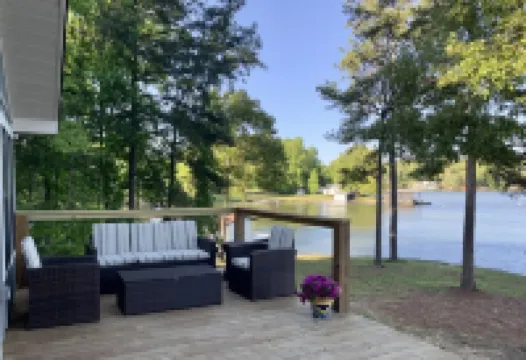 Renovated Cabin on 300 ft Waterfront (Pet Friendly)