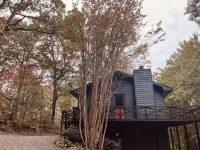 Cozy mountain cabin in Hiawassee!