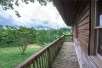 Hot tub; Fireplace; Dog Friendly! Minutes to Downtown Boone, Skiing and Tubing!