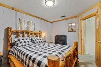 Log Cabin near UTK, FP, Hot tub, Firefighter game room, fishing, trails, Pets OK