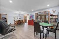 Darling HSV Home just minutes from Main Gate!