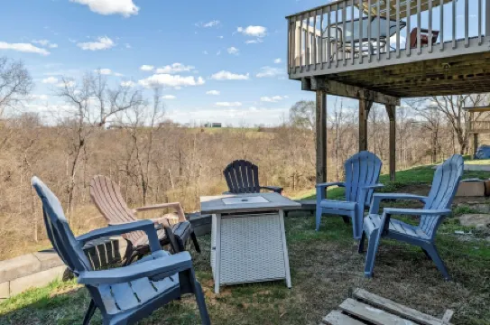 Rainbow Ranch: Family Friendly 4 Bedroom in Lovely Williamstown, 5 min to ARK!