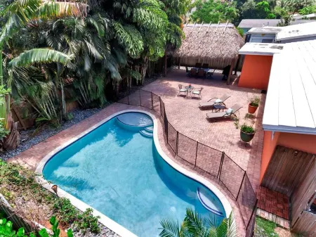 Hidden Gem Vacation Villa w Private Pool & TikiHut Отели рядом с достопримечательностью «FLL Airport Flight Landing View Point»