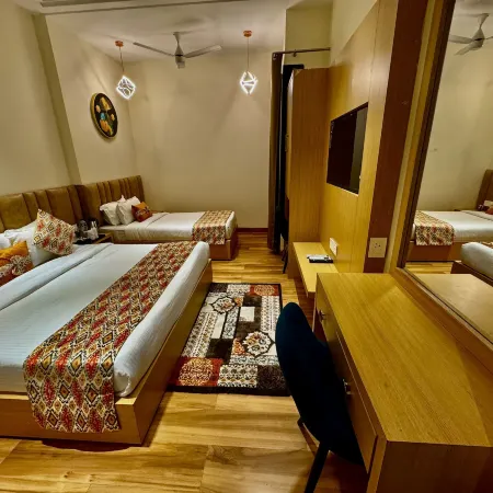 Hotel Heaven View Отели рядом с достопримечательностью «Храм международного общества сознания Кришны»