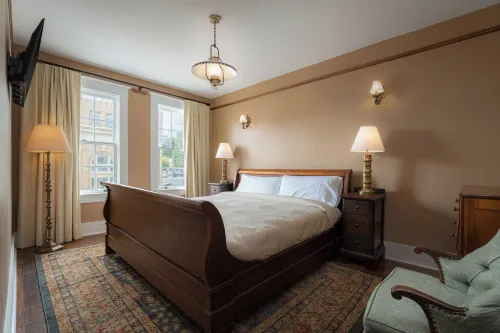 The NuWray Hotel & Carriage House Hotels in Burnsville