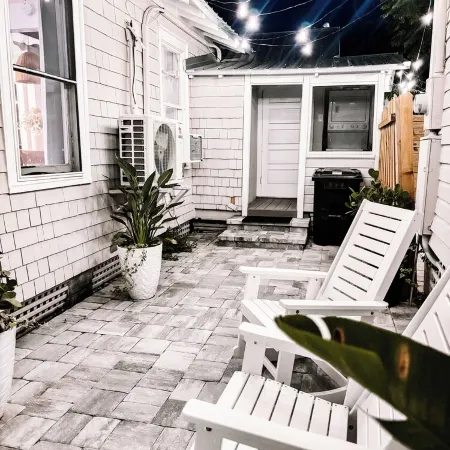 Walk to Historic District, Pets OK, Free Parking, Fire Pit, Laundry, + Porch