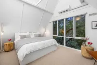 The Coast & Country Cottage - balcony
