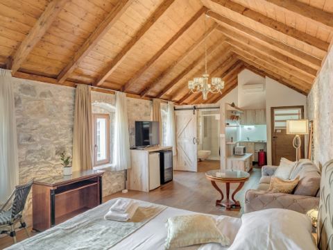 Emperor Suite - Beyond Timeless