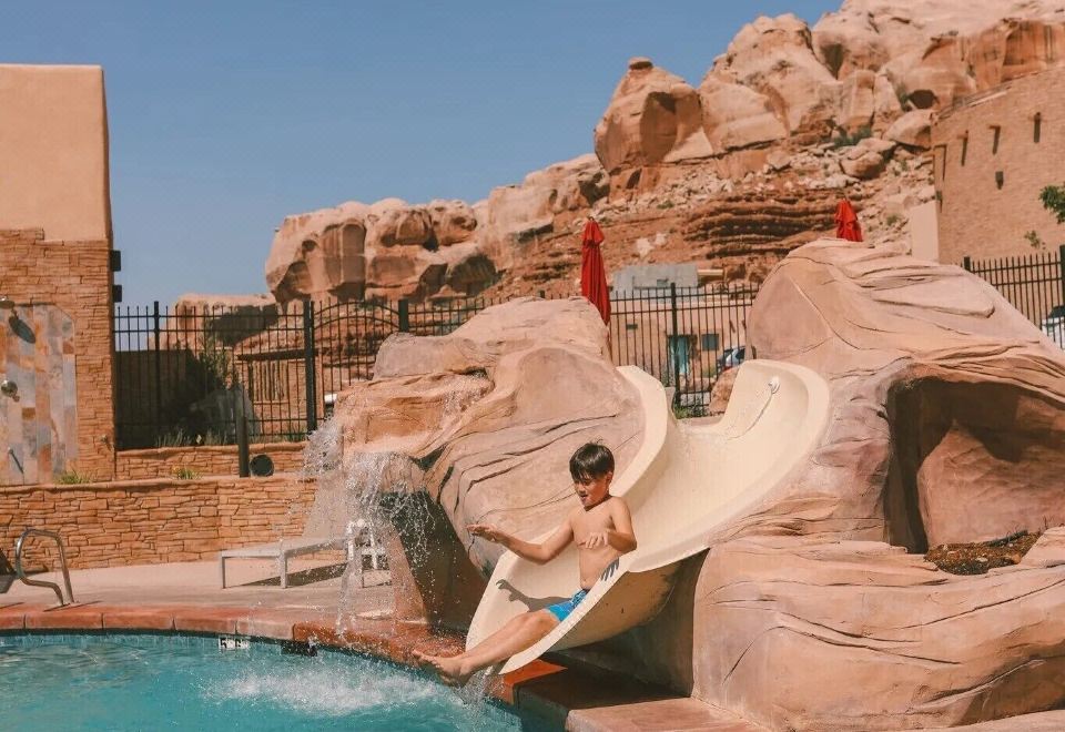 4. 블러프 드웰링스..