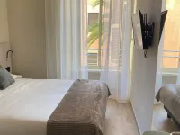 蜂巢旅館 鄰近曼佐尼的酒店
