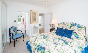 Elegant House with Rooftop Terrace