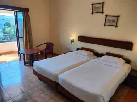 The Dhanhills - a Valley View Hotel in Panchgani Отели в г. Панчгани