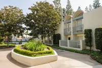 Howard Johnson by Wyndham Anaheim Hotel & Water Playground