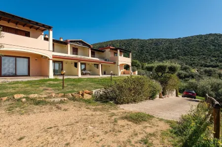 Modern Villa Chia with Stunning Sea View Отели в г. Fox E Sali-monte Agumu