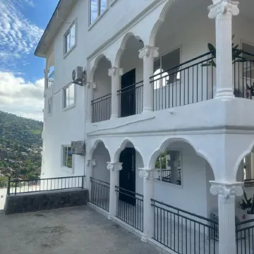 3 Bed Apartment Sleeps 6 - Parking Patio Wifi