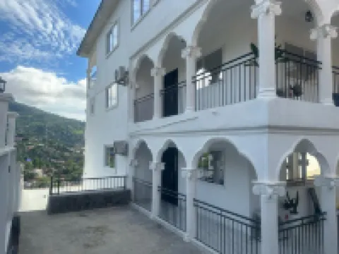 3 Bed Apartment Sleeps 6 - Parking Patio Wifi