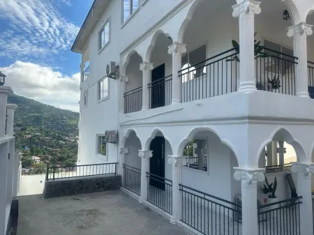 3 Bed Apartment Sleeps 6 - Parking Patio Wifi