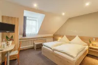 Zur Neroburg Hotels in Neroth