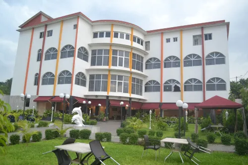 Le Jardin d'Eden 2 Hotels in Bingerville