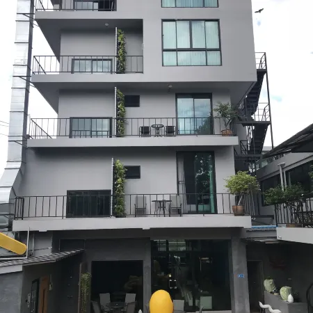 V20 Boutique Jacuzzi Hotel Отели рядом с достопримечательностью «Станция BTS Mo Chit»