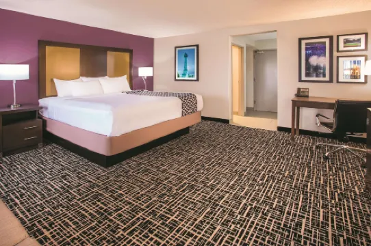 La Quinta Inn & Suites by Wyndham Cincinnati NE - Mason Hotels in Deerfield Township
