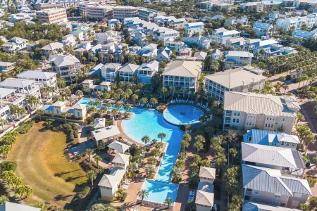 BEAUTIFUL Carriage House in Seacrest, Sleeps 4! FREE TRAM SERVICE & HUGE POOL