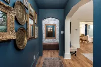 Charming 1 Bed Historical Apartment - Steps to Downtown Midland