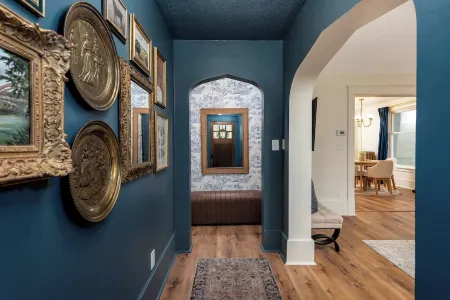 NEW - Charming 1 Bed Historical Home - Steps to Downtown Midland