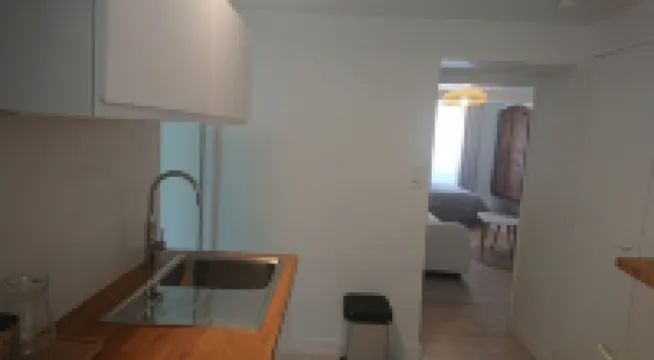 Newly renovated studio in the heart of town, separate kitchen