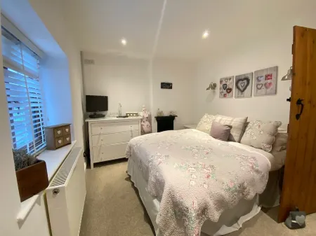 Cosy, traditional Norfolk cottage with option to book beach hut (seasonal)