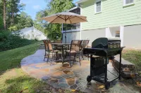 Beautiful Home At Downtown Apex Hotels near Habitat Wake ReStore -- Apex