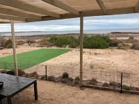 Cosy beach-front shack with easy access to everything Port Broughton offers.