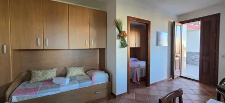 Violet House with sea view Отели в г. Lu Bagnu